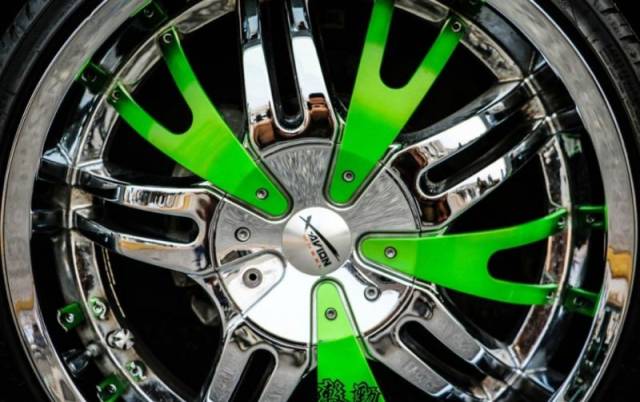 也没有放过任何小细节:更换上20寸的电镀大轮毂,电镀条辐与绿色条辐