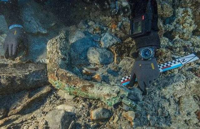 水下寻宝发现二千年前的雕像手臂,旁边还有一台"计算机"