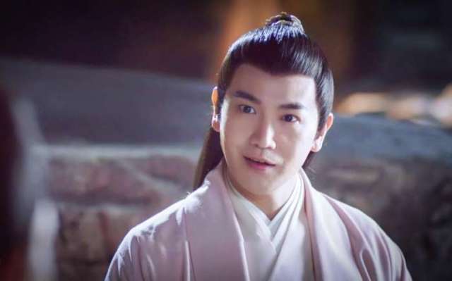 "折颜"在现实生活中,是一位胡子拉碴的大叔,网友表示反差太大