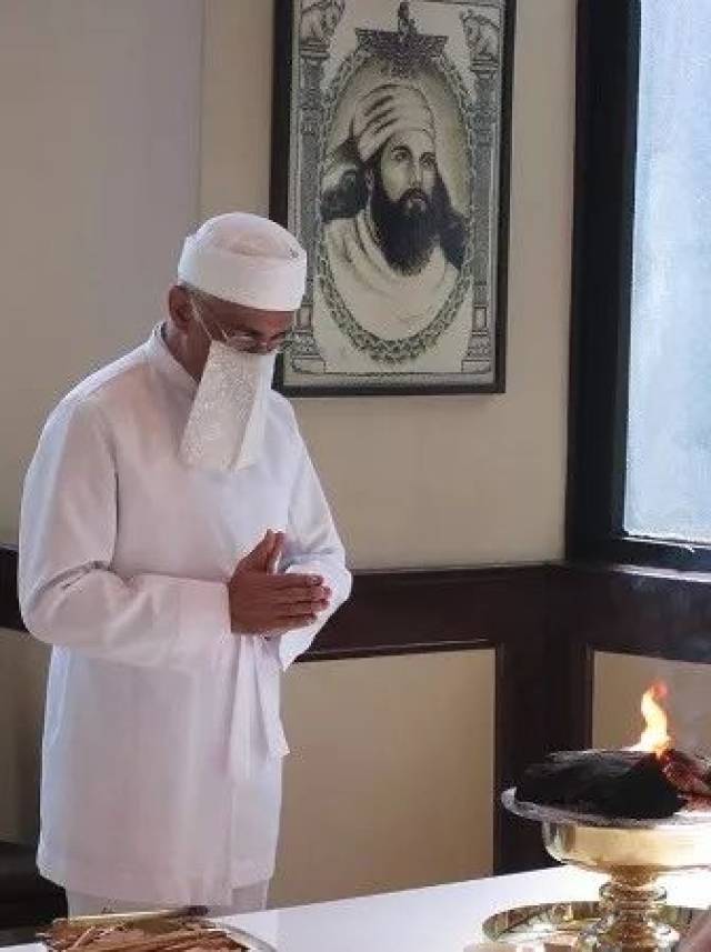 拜火教祭司正在朝拜圣火