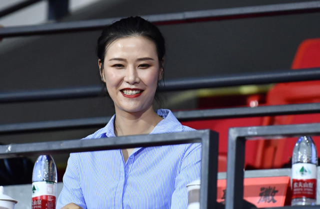 前女篮球员许诺现身观战女篮对抗赛 穿着蓝色连衣裙气质清新