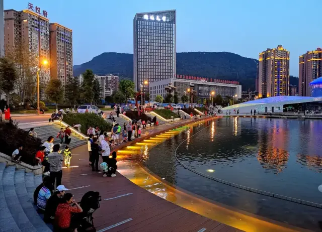 行摄广元丨如意湖畔,音乐喷泉在夜色中灿烂!