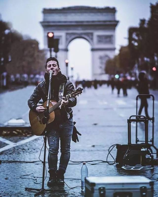 在法国,想要成为街头艺人光有才艺还不行.人家可是考执照,持证上岗的.