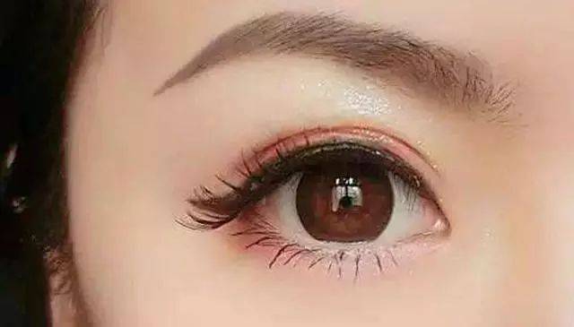 菱形脸适合平眉或者稍微有点弧度的弧形眉,眉头尽量不要太动,把眉峰修