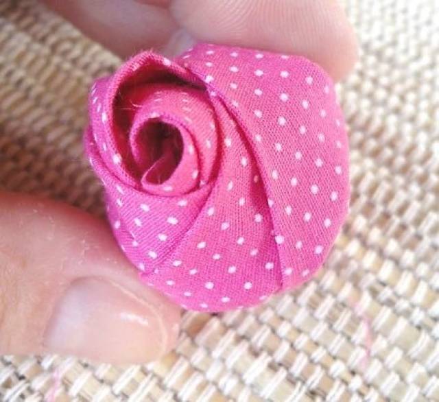 她把丝带用针线缝一缝,竟然变成了美丽的丝带花!