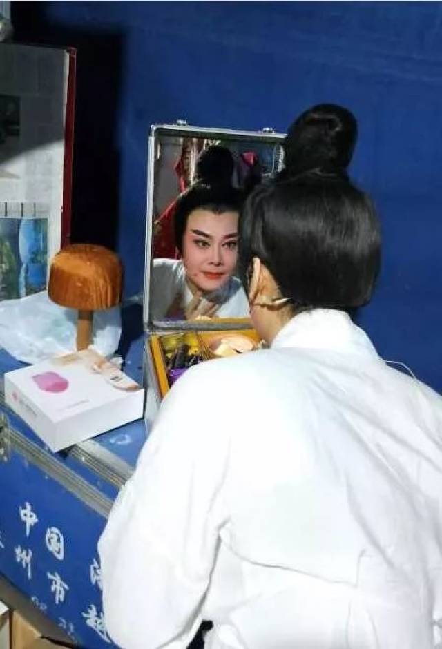 今天,是个特殊的日子.不同视角看裘巧芳的英姿飒爽