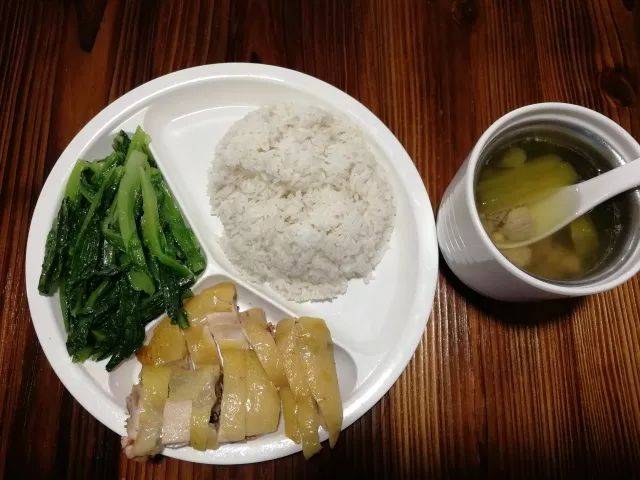 新兴这家烧腊店新开张,白饭任装,仲送饮料!好食到o齐嘴!