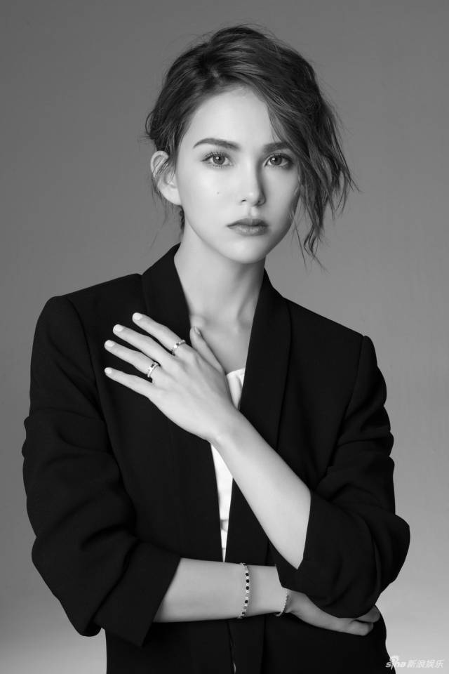 昆凌黑色西装写真曝光 造型知性展现熟女魅力