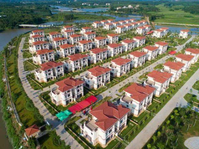 2014年,在官湖村的旧村场和河滩地上, 捐建者陈生出资2亿元建设别墅无