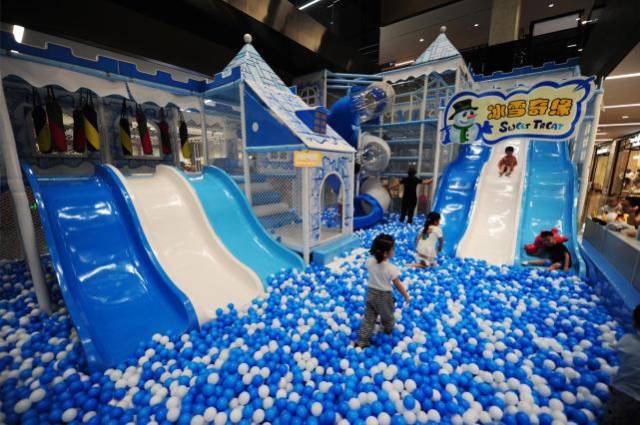 隧道钻网 ,s型滑桶,超长大滑梯,海洋球池,蹦床公园等20多个娱乐项目