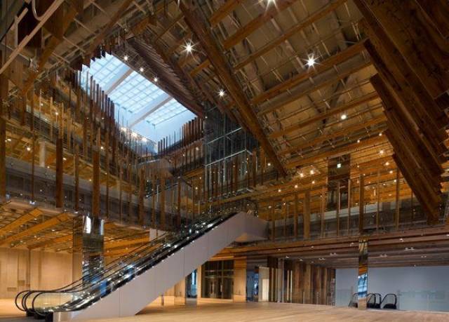 与富山市立图书馆本馆并设于综合性设施"toyama kirari"大楼内