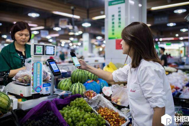 探访移动支付之城 杭州八旬老人出门买菜不带钱包