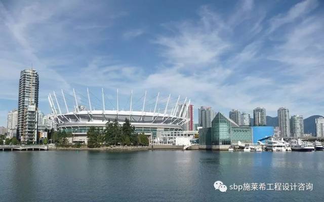 对于卑诗省体育馆的环索屋盖结构,径向钢索向外连接于36根巨型的立柱