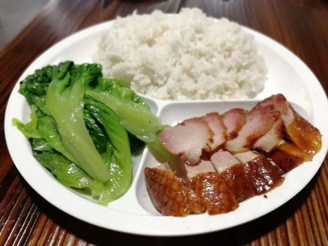 新兴这家烧腊店新开张,白饭任装,仲送饮料!好食到o齐嘴!