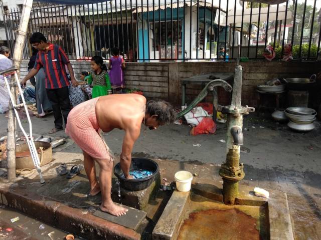 印度随处可见露天洗澡的男人,路过的女人都面无表情