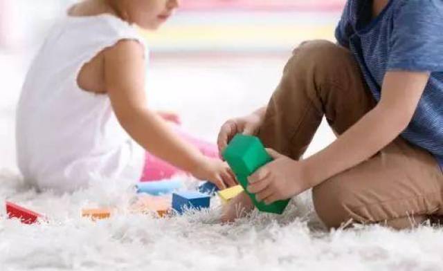 孩子总是争抢玩具?聪明的家长都是不管的