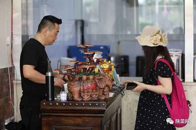 如画陕菜 | "千金小哥"红榜第一名"王菊面馆"纺织城店人气超旺食客争