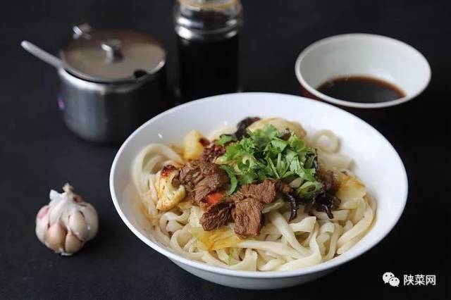 如画陕菜 | "千金小哥"红榜第一名"王菊面馆"纺织城店人气超旺食客争