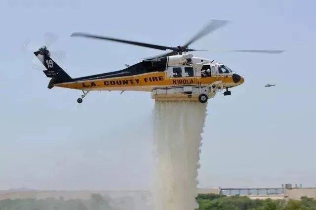 s-70"火鹰"改进自s-70直升机,s-70则是著名的uh-60"黑鹰"直升机的民用