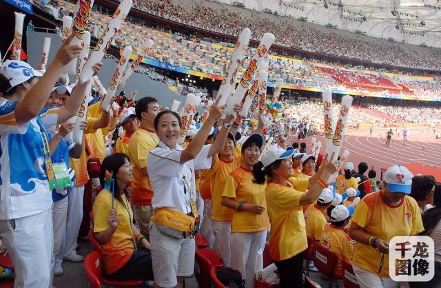 2008年,北京奥运会,刚毅带领的拉拉队现场为奥运健儿加油助威