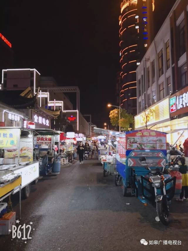 地区的特色美食琳琅满目, 都汇集在这条小吃街上, 路两边排得满满的