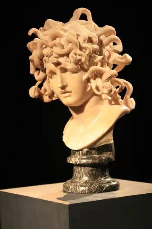 《美杜莎胸像》 济安·洛伦佐·贝尼尼 然而你们知道这尊雕像背后的