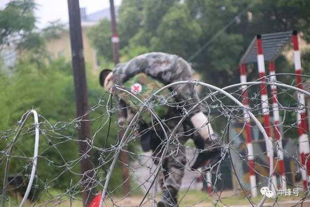 遇见伤痕累累的战友,细心处理伤口,并给战友加油鼓励,带来了希望.