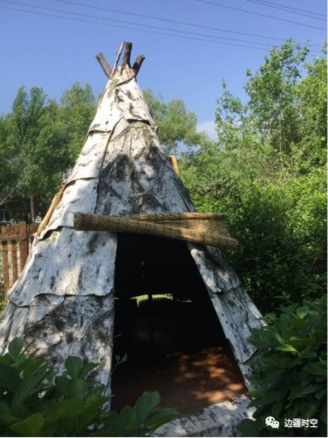 撮罗子:赫哲人以前居住的"房子",是用白桦树皮为主材制作的圆形尖顶房