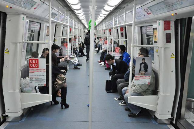 高中情侣地铁上谈高考也许只有白领上班族才能体会高考真正意义