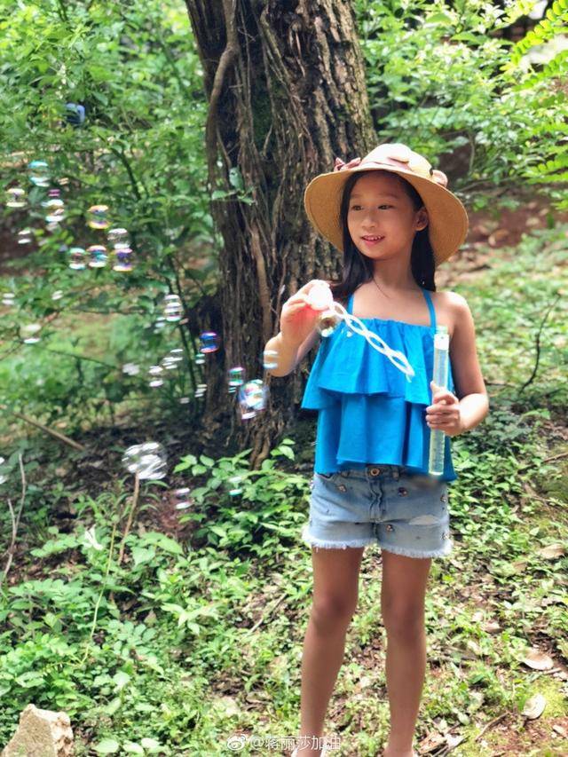蒋丽莎晒自拍,瘦成排骨胸锁骨惊人,7岁女儿已经有大长腿了