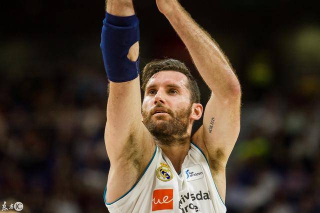 曾经效力于开拓者的后卫鲁迪-费尔南德斯在比赛中投篮(图片来自东方ic