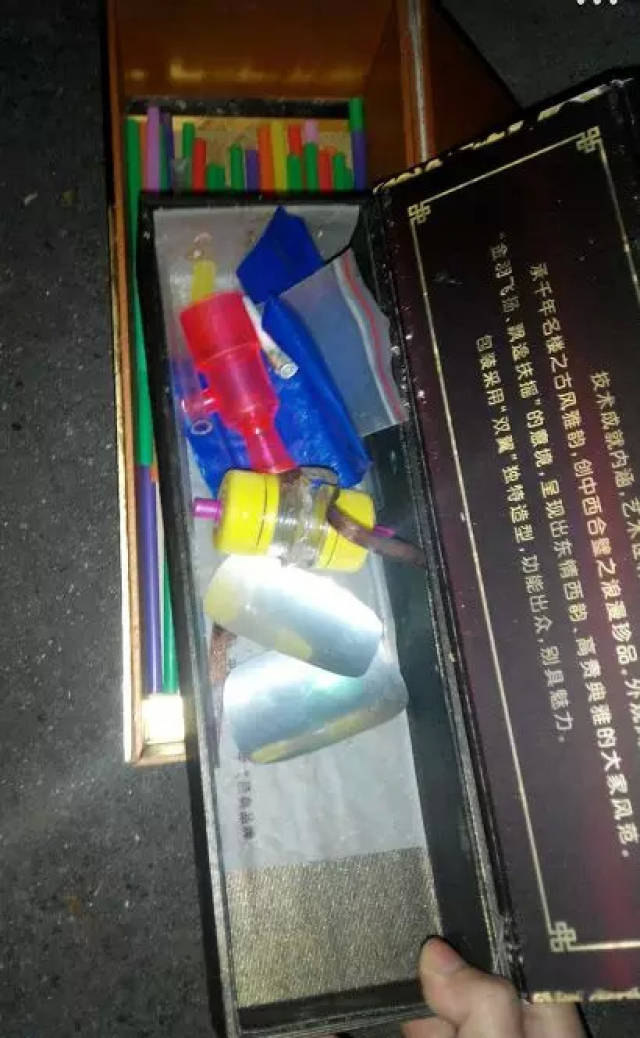 图为小a发现的疑似父亲吸毒的工具