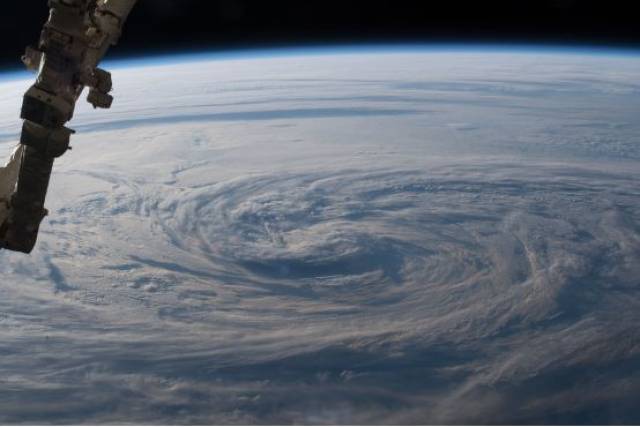 5月太空精彩瞬间 | 在太空飞行是什么感觉?少年啊!