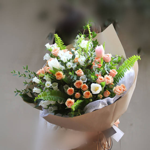 搭配的鲜花束随心悦心就行,或玫瑰与淡色花系搭配.