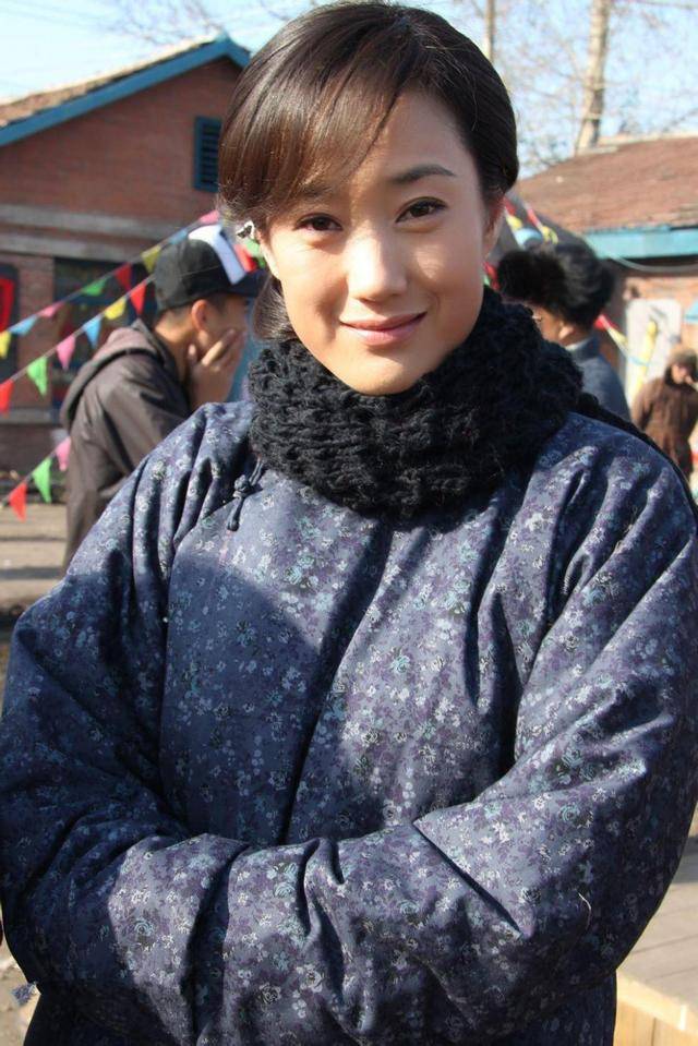 2010年又因在著名导演钱雁秋指导的电视剧《神探狄仁杰4》中扮演凤凰