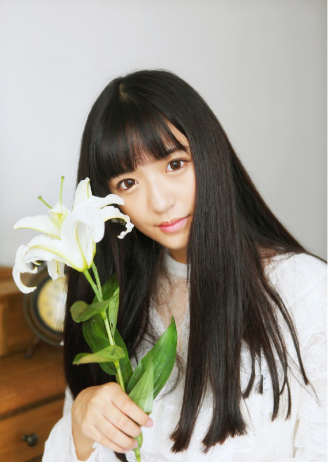 这款发型很多妹子都很喜欢,顺直的头发搭配厚重的齐刘海,看起来减龄又