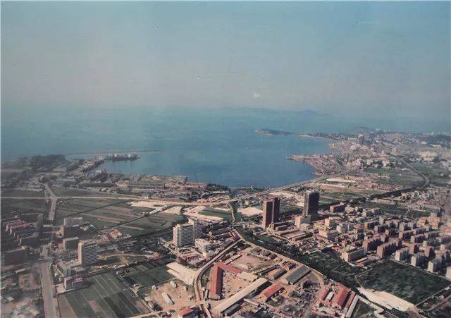 1985年 1986年 1989年 ▲青岛浮山湾 城市的美好不是一蹴而就的 一栋