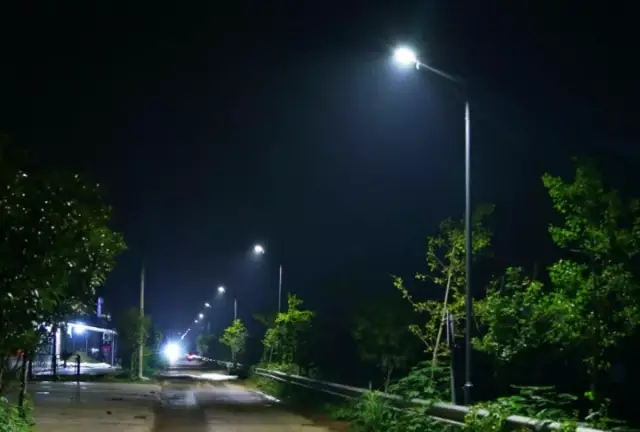 超频三乡镇道路亮化工程 一体化太阳能路灯助力美丽新农村建设