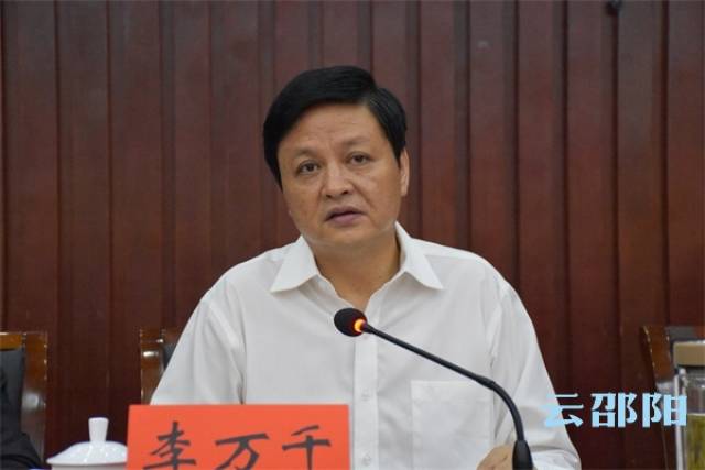 云邵阳讯(记者 谢文远 6月6日上午,邵阳市委常委,市委秘书长李万千在