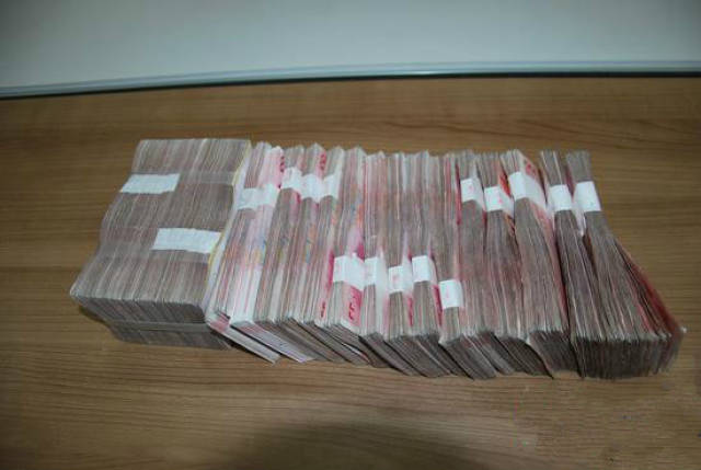 就借给了这个刘姓女人和他老公开的那家"建筑劳务公司"30万块钱.