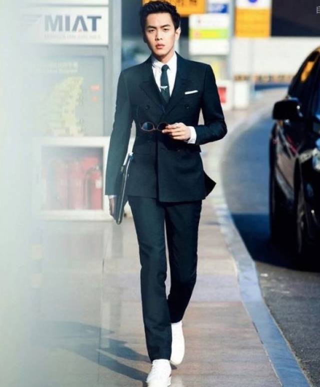 如果是休闲随意的场合,可以搭配板鞋,帆布鞋试试.