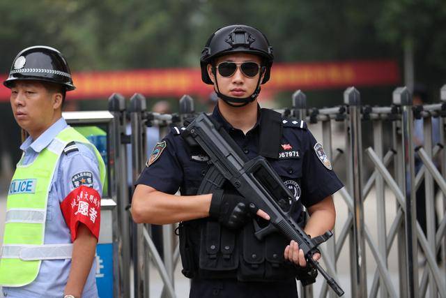 特警在考点执勤