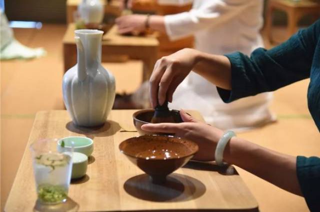 由此而来的 径山茶宴,是径山独有的古老禅茶礼仪,是茶艺和礼仪的完美