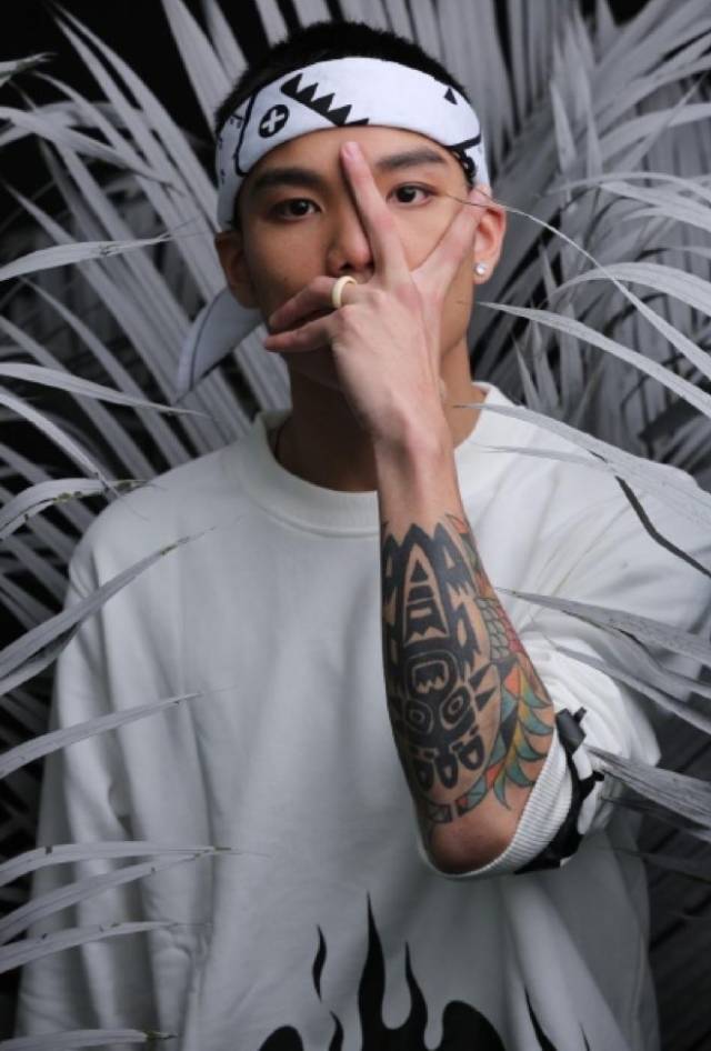 来自福建闽南,agharta studio联合创办人之一,swaggow队长,rapper兼