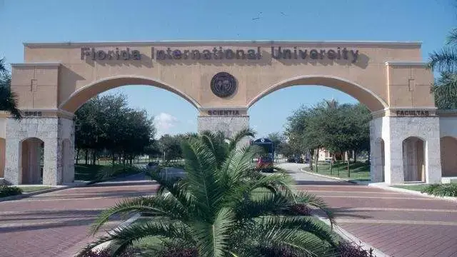 佛罗里达国际大学(florida international university)位于美国海滨