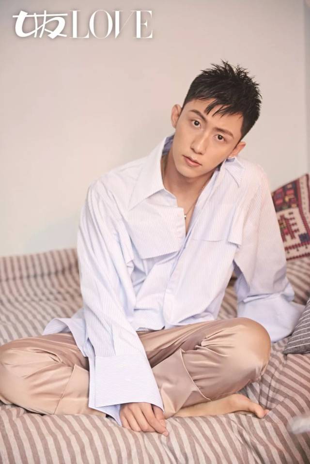 他或许不是大众眼里的第一眼帅哥,但是颜值,身材,声音,性格,总有一点