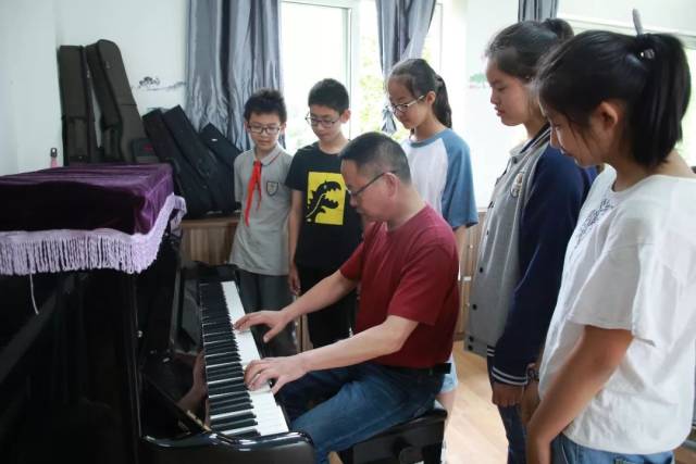 这期间我在学校开设围棋课,来学棋的学生很多,也深受家长赞许,一年又