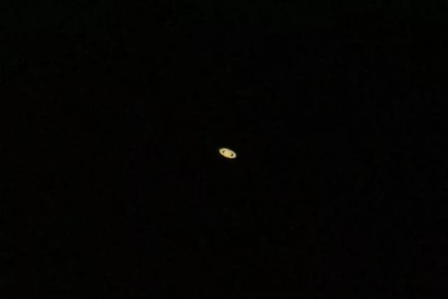 一架12cm口径望远镜中的土星(目镜后手持手机拍摄)(摄影:水兄)