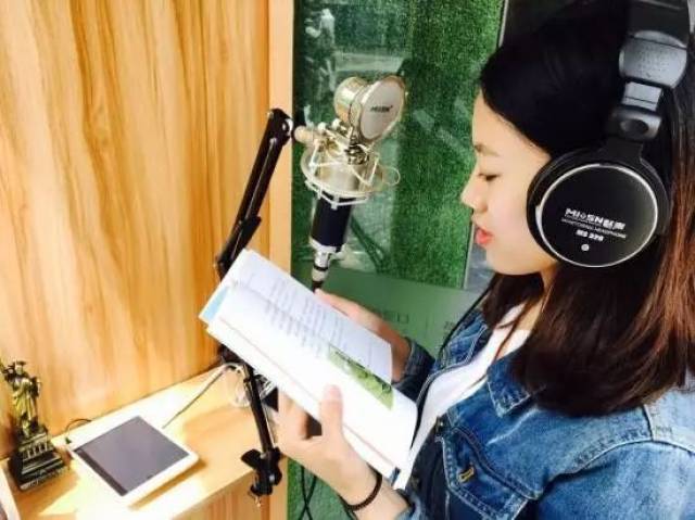 上电台和知名主持人一起朗读!