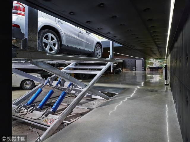 解锁富豪停车新方式:垂直车库可放两辆车
